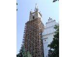 Turnul bisericii (2006) imbracat n schele din lemn de brad. - Biserica Evanghelica din Bistrita #4
